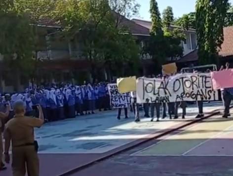 Tangkapan layar video siswa SMA Negeri 17 Makassar demo di tengah upacara bendera, Senin (16/10/2023). Dok. IDN Times/Istimewa