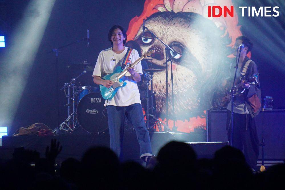 Penampilan Phum Viphurit dalam CRSL Concert #4 di Jogja Expo Center (JEC), Minggu (15/10/2023). (IDN Times/Herlambang Jati Kusumo)