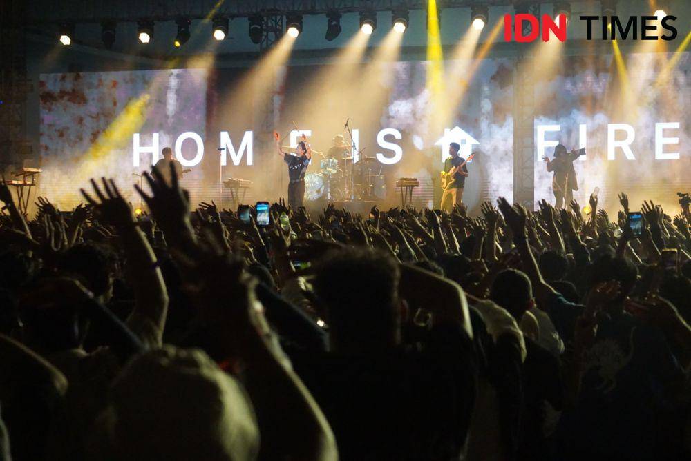 Penampilan Hindia dalam CRSL Concert #4 di Jogja Expo Center (JEC), Minggu (15/10/2023). (IDN Times/Herlambang Jati Kusumo)