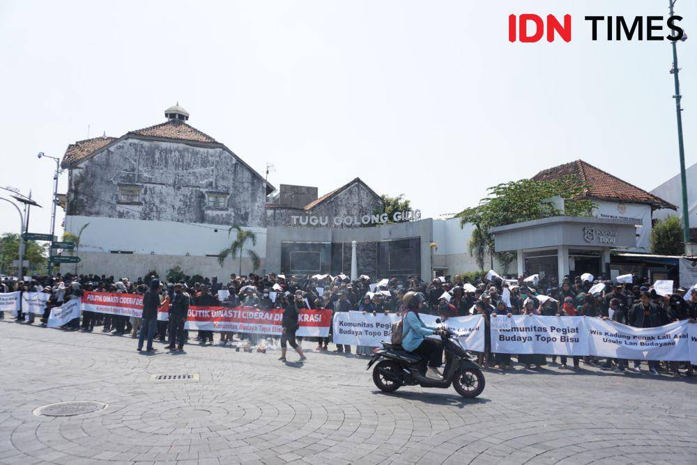 Aksi Komunitas Pelestari Budaya di Yogyakarta menolak politik dinasti, di Tugu Golong Gilig, Senin (16/10/2023). (IDN Times/Herlambang Jati Kusumo)