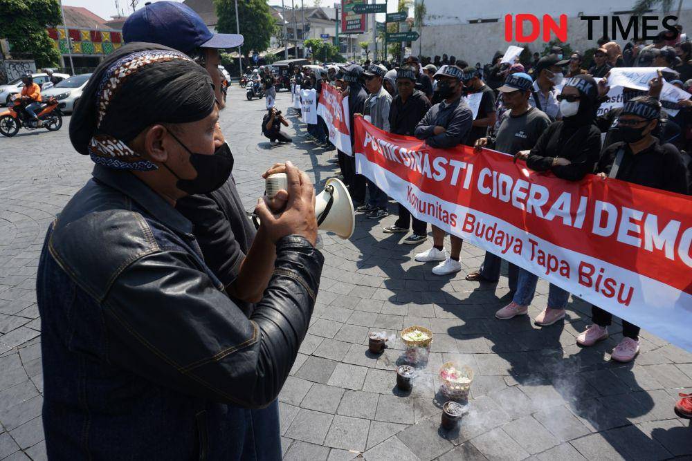 Aksi Komunitas Pelestari Budaya di Yogyakarta menolak politik dinasti, di Tugu Golong Gilig, Senin (16/10/2023). (IDN Times/Herlambang Jati Kusumo)