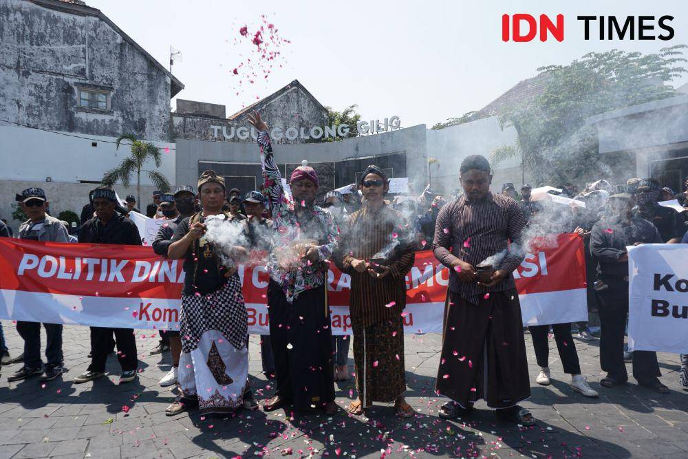Aksi Komunitas Pelestari Budaya di Yogyakarta menolak politik dinasti, di Tugu Golong Gilig, Senin (16/10/2023). (IDN Times/Herlambang Jati Kusumo)