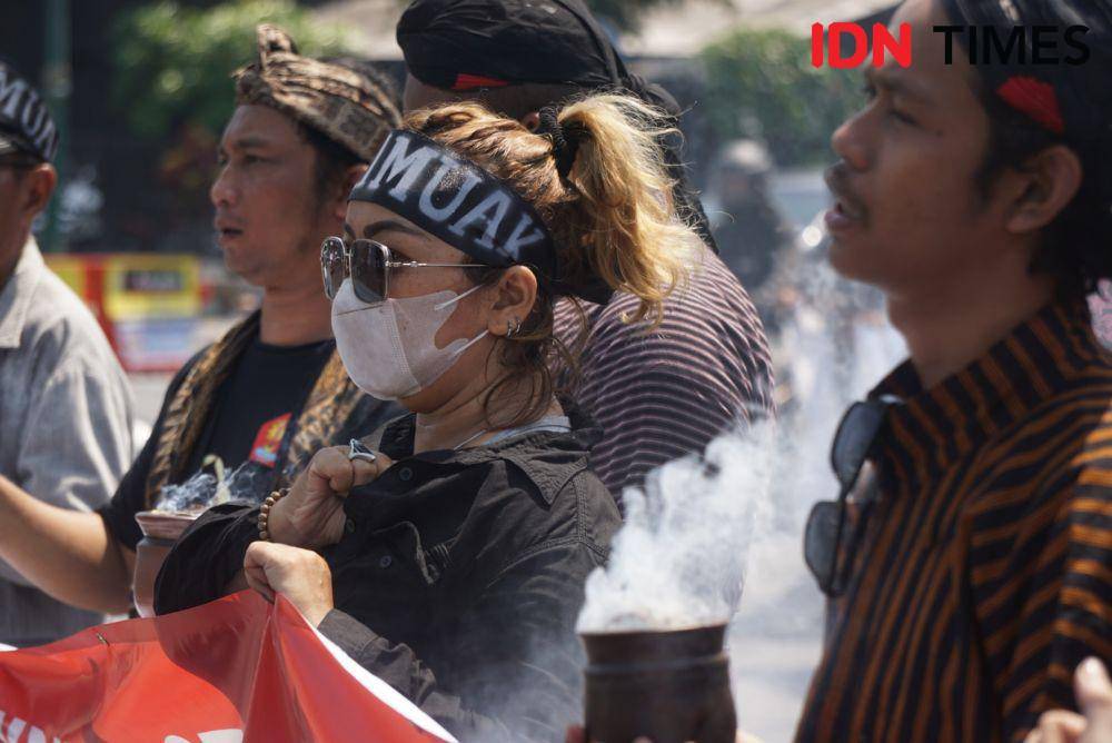 Aksi Komunitas Pelestari Budaya di Yogyakarta menolak politik dinasti, di Tugu Golong Gilig, Senin (16/10/2023). (IDN Times/Herlambang Jati Kusumo)