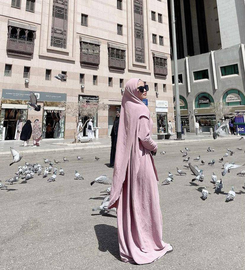potret Putri Isnari umrah (Instagram.com/da4_putri03)