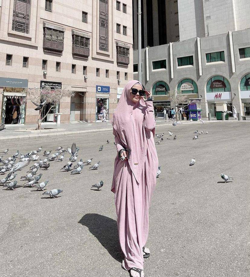 potret Putri Isnari umrah (Instagram.com/da4_putri03)