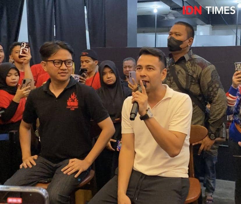 Raffi Ahmad selaku owner Rojo Sambal Si Aa bersama Putra sebagai Founder (IDN Times/Indah Permata Sari)