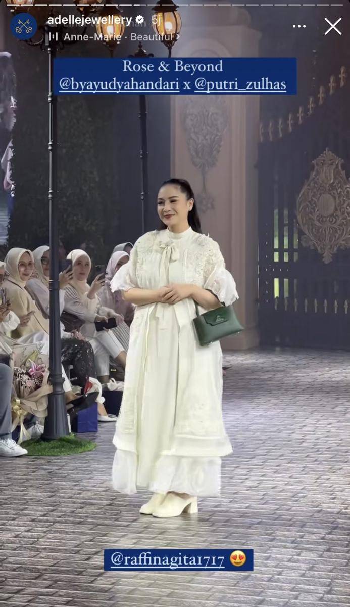 potret artis di acara Rose and Beyond Putri Zulhas (Instagram.com/adellejewellery)
