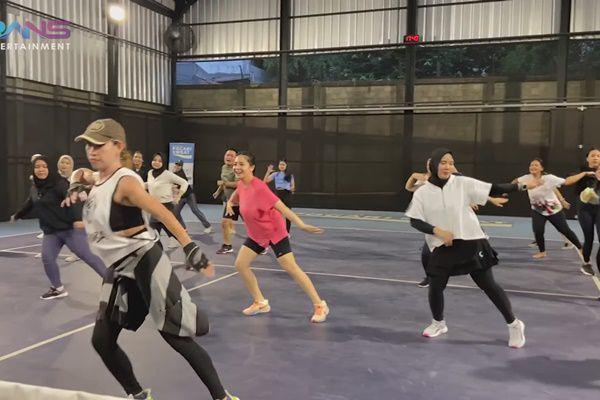 7 Potret Nagita Gelar Kelas Zumba di Rumah, Ajak Semua Karyawan