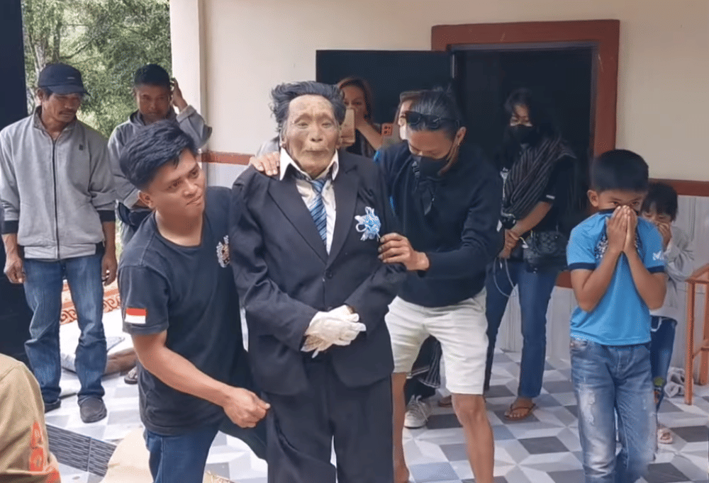 Proses membersihkan dan merias jenazah di Toraja. (YouTube.com/Pasanggang Channel)