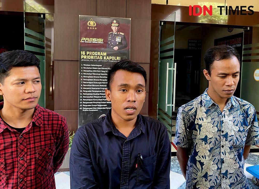 Kuasa Hukum Dini, Hendra Yana saat melaporkan 3 polisi ks Bidpropam Polda Jatim, Senin (16/10/2023). IDN Times/Ardiansyah Fajar.