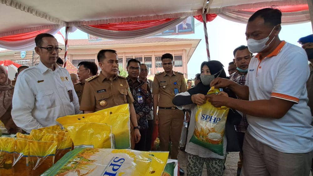 Penyaluran Beras SPHP oleh Bulog dengan menggelar pasar murah (Dok: istimewa)