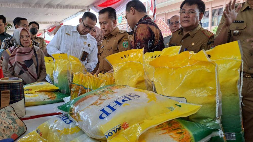 Penyaluran Beras SPHP oleh Bulog dengan menggelar pasar murah (Dok: istimewa)