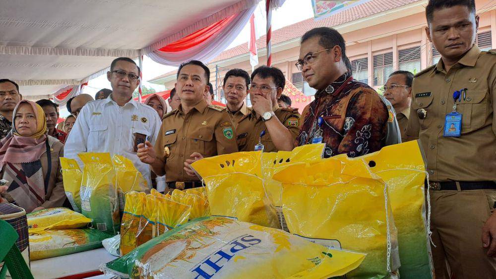 Penyaluran Beras SPHP oleh Bulog dengan menggelar pasar murah (Dok: istimewa)