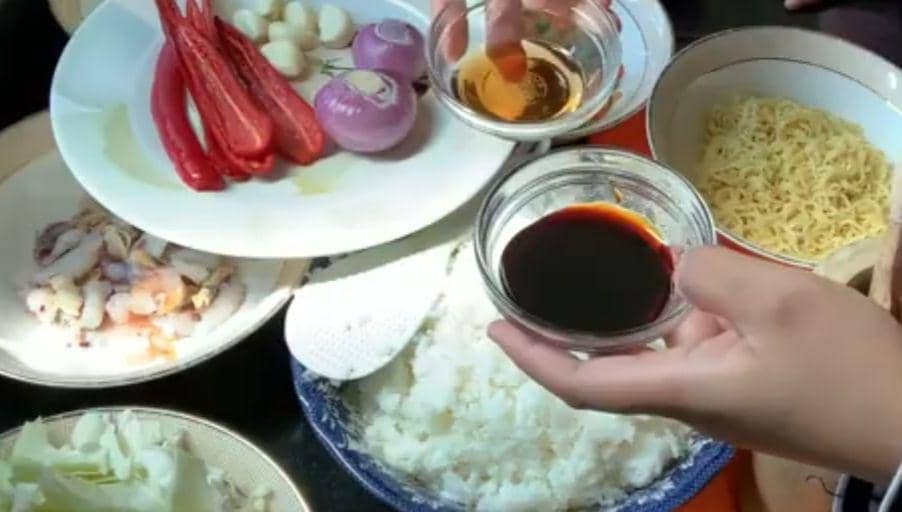 Bahan nasi goreng gila mawut (YouTube.com/Dapur ndanova)