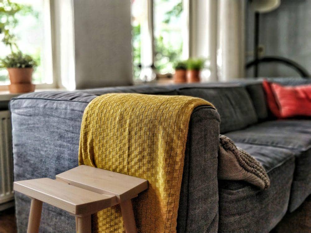 Ilustrasi sarung sofa yang berbentuk seperti selimut (Unsplash.com/Jort Hoekstra)