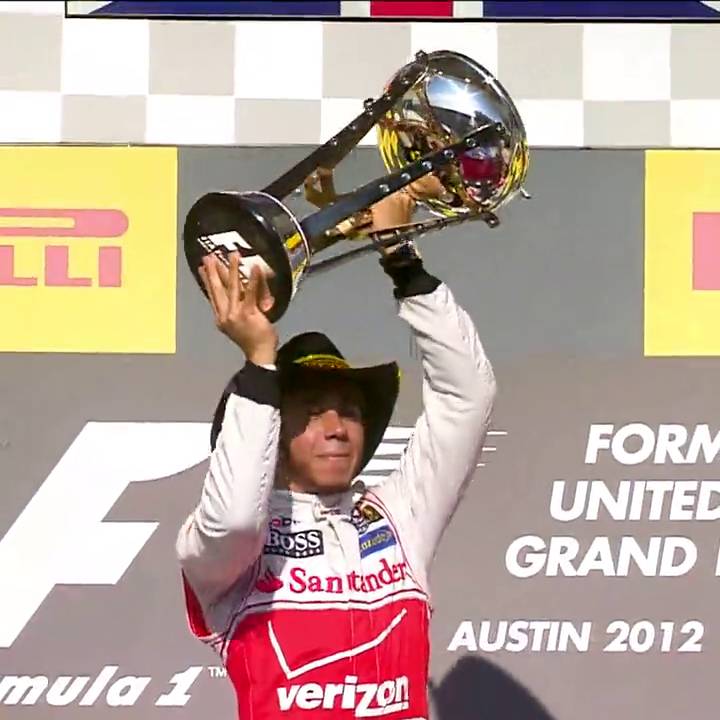 Lewis Hamilton mengangkat trofi kemenangan GP Amerika Serikat 2012. (dok.twitter.com/Formula 1)