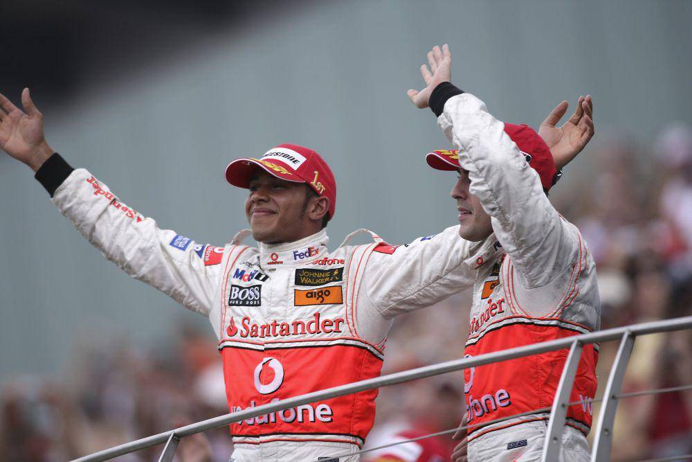 Lewis Hamilton (kiri) menjuarai GP Amerika Serikat 2007 didampingi Fernando Alonso (kanan) yang finis kedua. (twitter.com/McLaren)