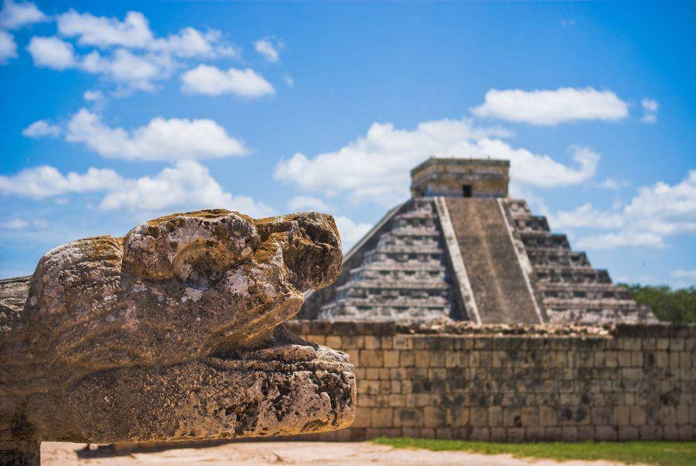 ilustrasi peradaban suku Maya (unsplash.com/Marv Watson)