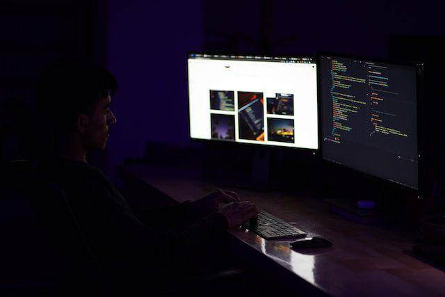 ilustrasi seorang melakukan coding untuk validasi input (unsplash.com/Mohammad Rahmani)