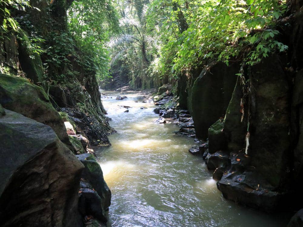 Sungai yang mengalir di area air terjun (Dok.Pribadi/Natalia Indah)
