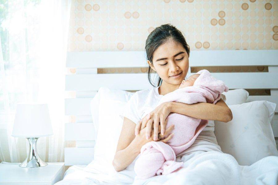 ilustrasi ibu menggendong bayi (freepik.com/Jcomp)