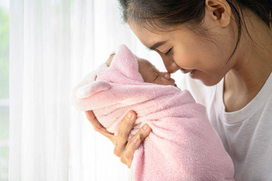 ilustrasi ibu dan bayi perempuan (freepik.com/Jcomp)