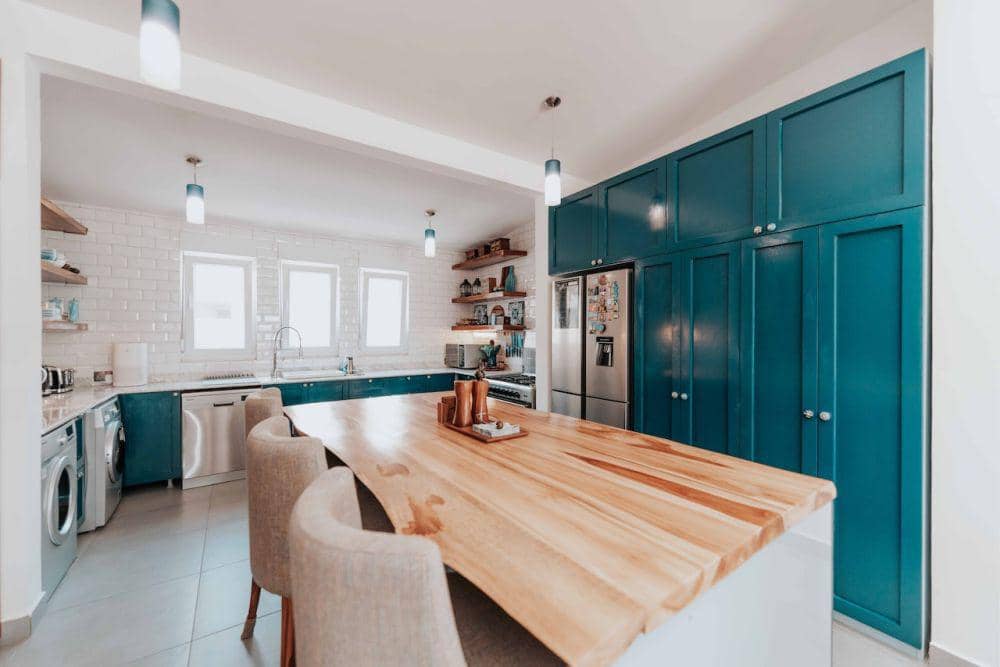 Inspirasi desain kitchen counter berbahan wooden/kayu (pexels.com/Keegan Checks)