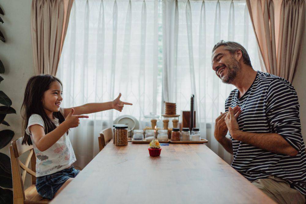 ilustrasi orang tua dan anak (pexels.com/Ketut Subiyanto)