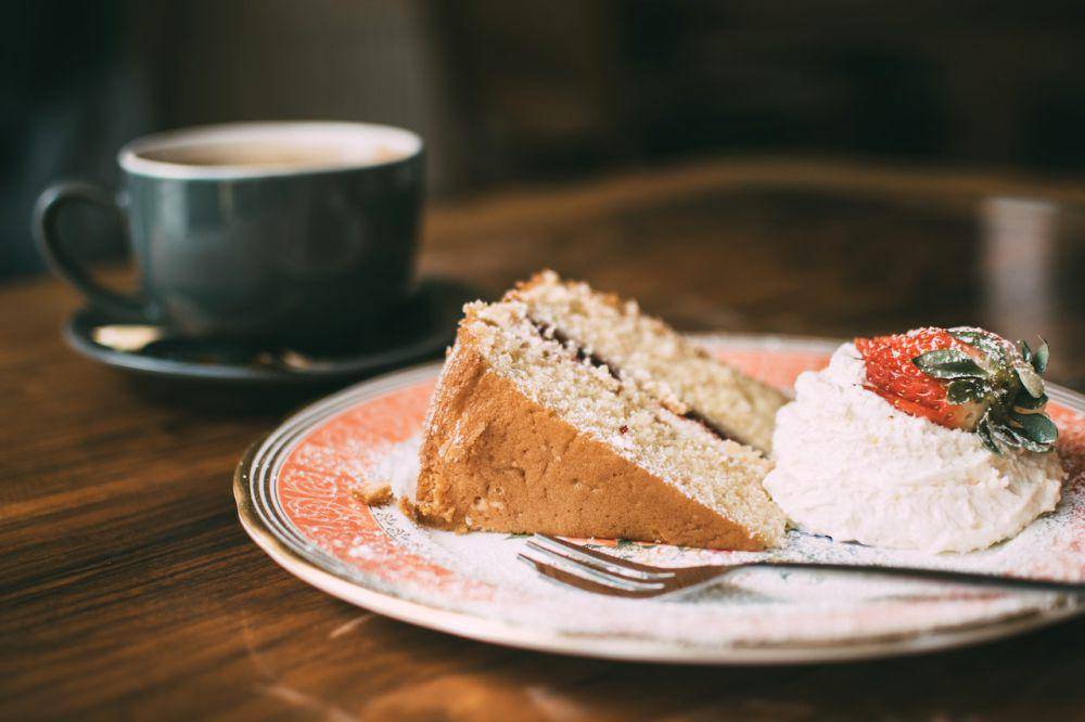ilustrasi sepotong kue dan secangkir kopi (pexels.com/Lisa Fotios)