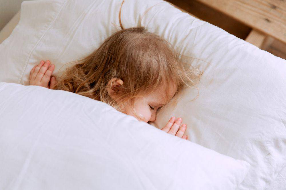 ilustrasi toddler tertidur di atas kasur (pexels.com/Tatiana Syrikova)