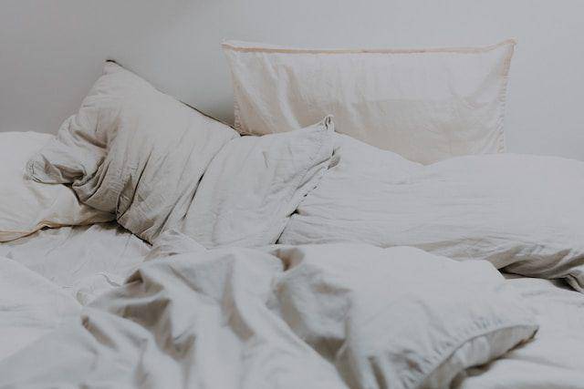 ilustrasi kamar tidur yang acak-acakan (unsplash.com/Priscilla Du Preez)