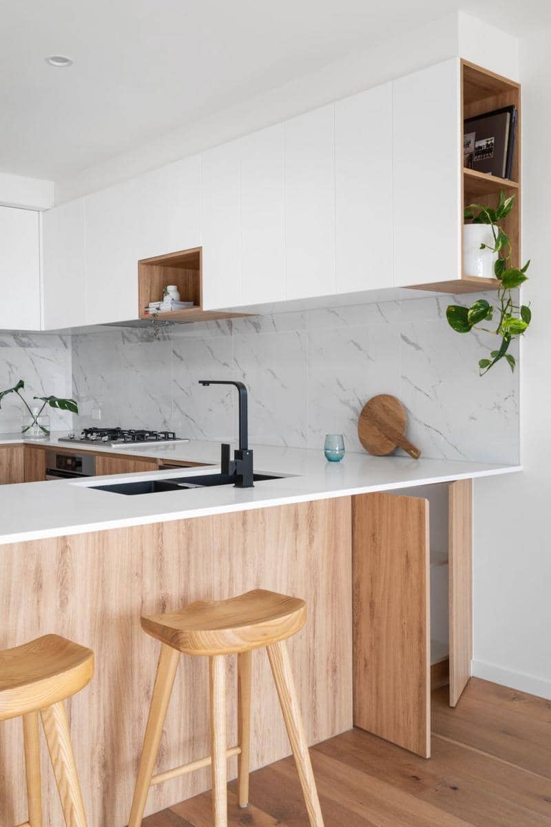 Inspirasi desain kitchen counter berbahan wooden/kayu (unsplash.com/R ARCHITECTURE)