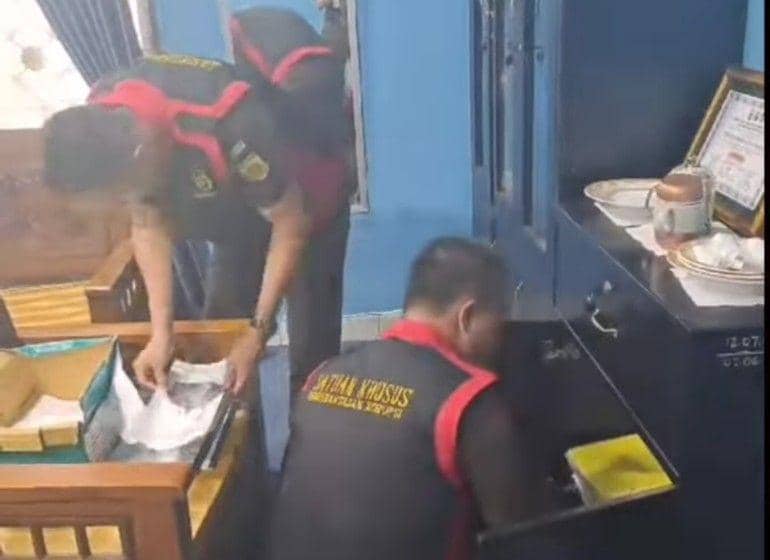 (Tim penyidik Kejari Prabumulih saat menggeledah ruangan di kantor Dishub Prabumulih) IDN Times/istimewa