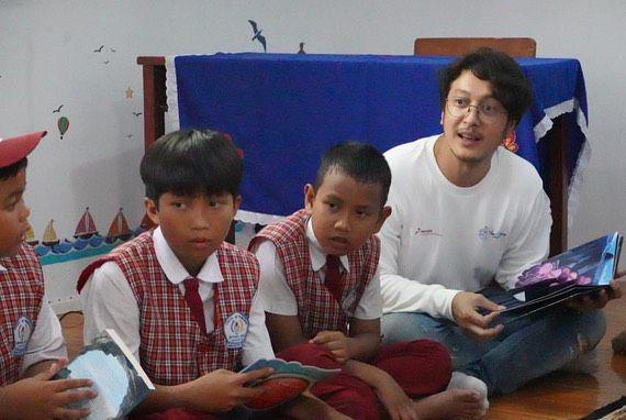 7 Potret Dimas Anggara Bermain dan Belajar Bersama Anak SD