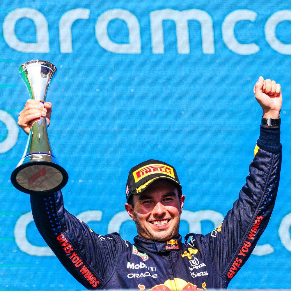 Sergio Perez mengangkat trofi juara ketiga di GP Amerika Serikat 2021. (twitter.com/Sergio Perez)