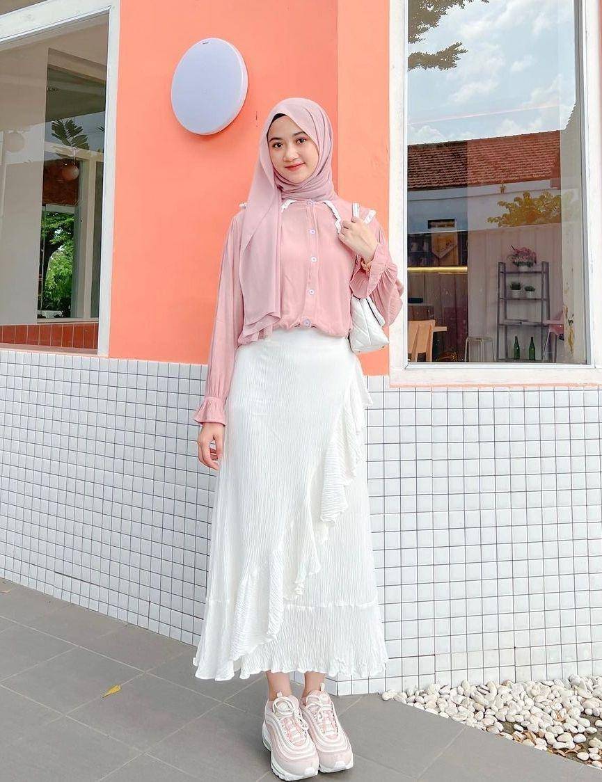 OOTD hijab Korean style (instagram.com/adellia.halim)