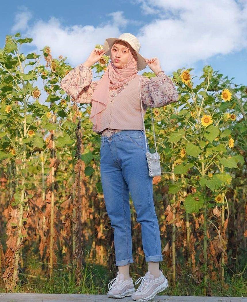 OOTD hijab Korean style (instagram.com/adellia.halim)