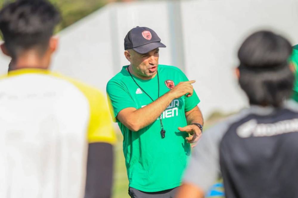 Pelatih kepala PSM Makassar, Bernardo Tavares, memberikan instruksi dalam sesi latihan di Stadion Kalegowa Palangga pada Sabtu 14 September 2023. (Instagram.com/psm_makassar)