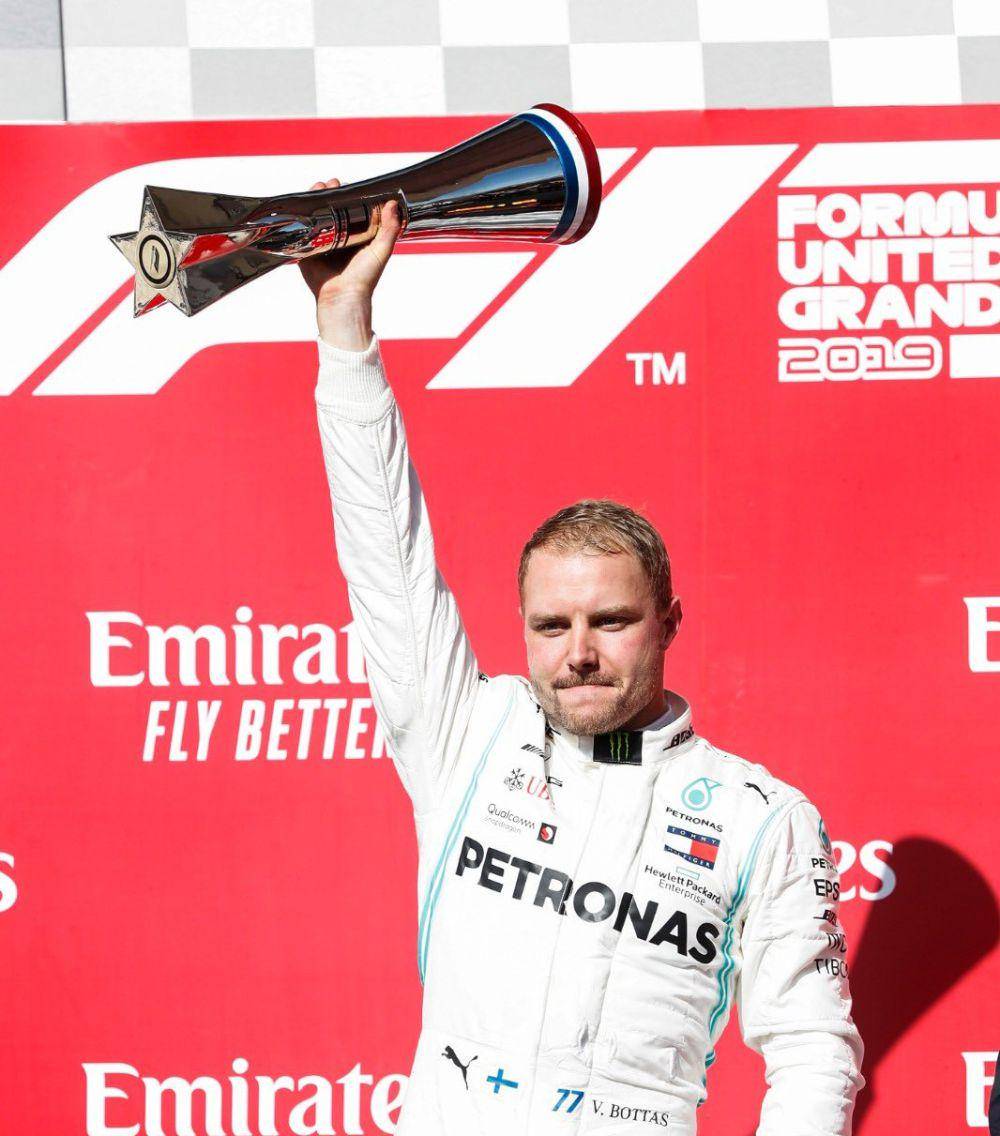 Valtteri Bottas mengangkat trofi kemenangan GP Amerika Serikat 2019. (twitter.com/Valtteri Bottas)
