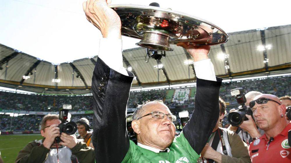 Manajer VFL Wolfsburg, Felix Magath, angkat trofi Bundesliga. (bundesliga.com)