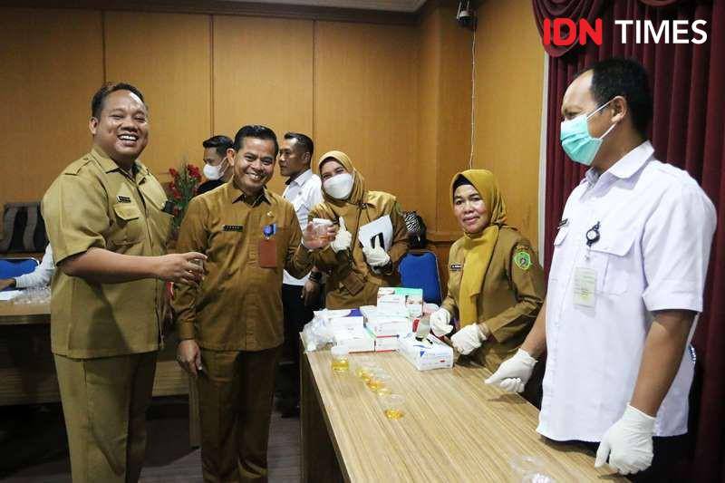 Sekda PPU Tohar dan Asisten II Nicko Herlambang tes urine (IDN Times/ Ervan)
