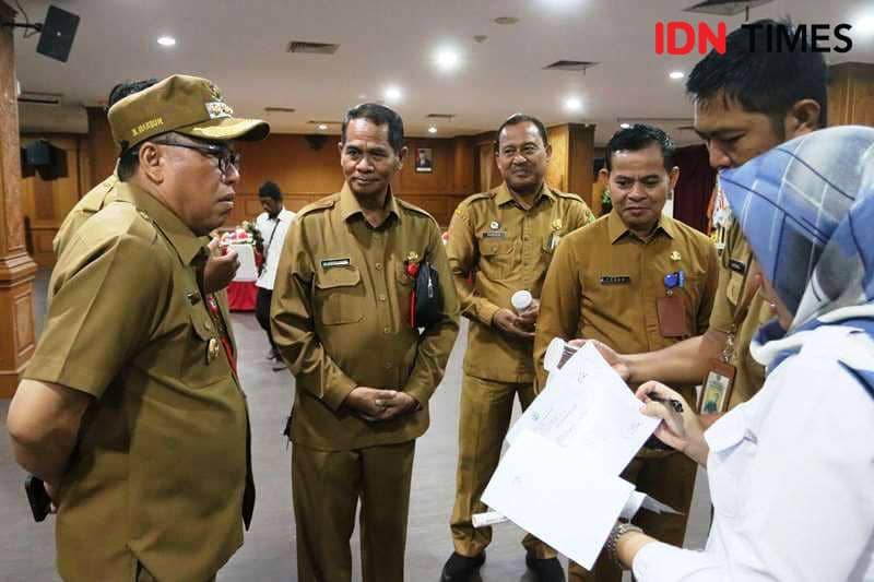 Pj Bupati PPU, Makmur Marbun bersama pejabat PPU memantau langsung pelaksanaan tes urine (IDN Times/Ervan)