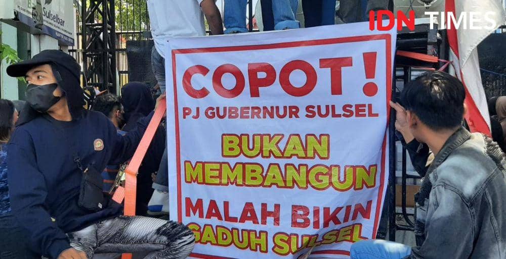 Massa Aliansi Masyarakat Sulsel Bersatu berunjuk rasa menolak kebijakan Pj Gubernur Sulsel Bahtiar Baharuddin soal program budidaya pisang. (IDN Times/Dahrul Amri)