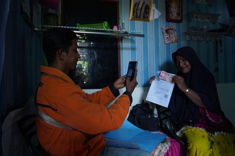 PT Pos Indonesia (Persero) menyalurkan Bantuan Sosial (Bansos) Sembako dan Program Keluarga Harapan (PKH) dari Kementerian Sosial (Kemensos). Penyaluran dilakukan di seluruh wilayah Indonesia, termasuk Aceh. (dok. PT Pos Indonesia)