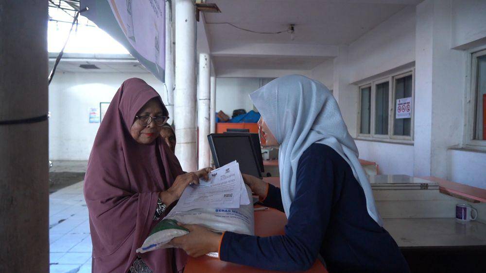 PT Pos Indonesia (Persero) menyalurkan Bantuan Sosial (Bansos) Sembako dan Program Keluarga Harapan (PKH) dari Kementerian Sosial (Kemensos). Penyaluran dilakukan di seluruh wilayah Indonesia, termasuk Aceh. (dok. PT Pos Indonesia)