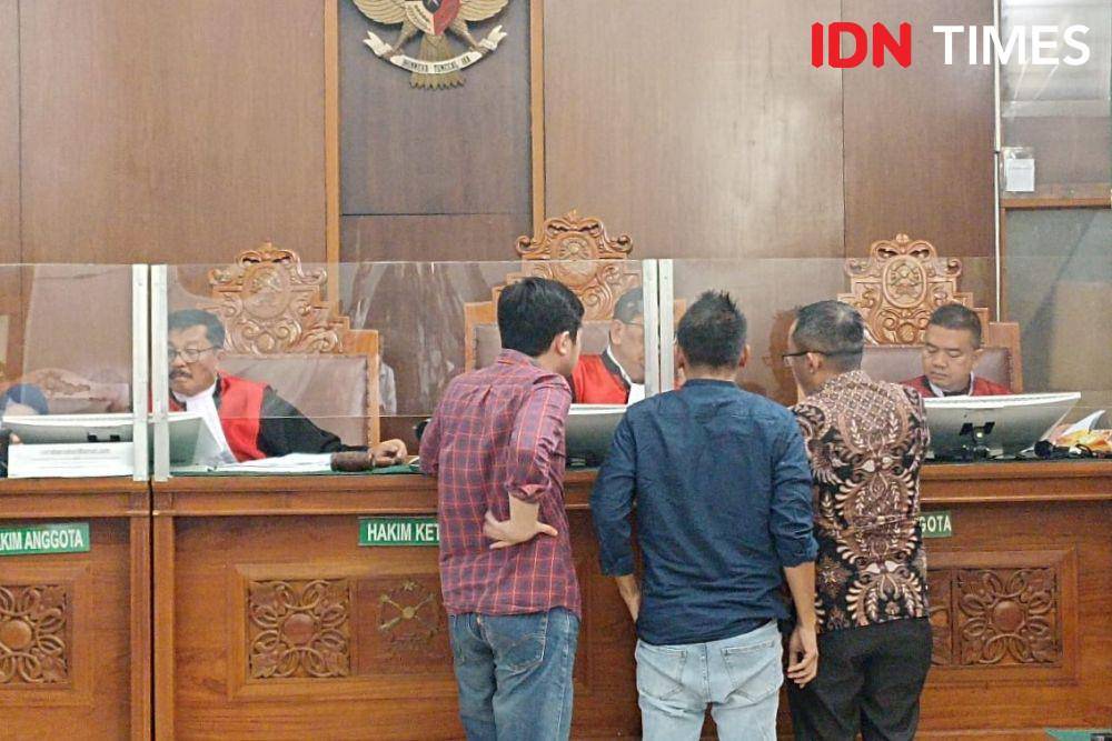 Sidang kasus peretasan akun Whatsapp jurnalis Narasi Jay Akbar dengan tergugat PT Telekomsel digelar di Pengadilan Negeri Jakarta Selatan, Senin (16/10/2023). (IDN Times/Lia Hutasoit)