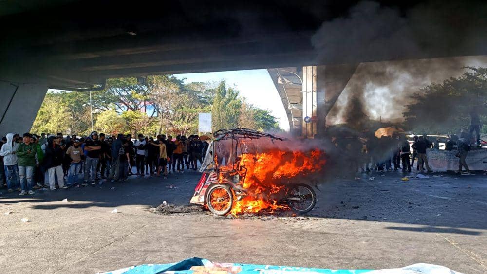 Demo di Makassar Tolak Dinasti Politik Jokowi, Dua Kendaraan Dibakar