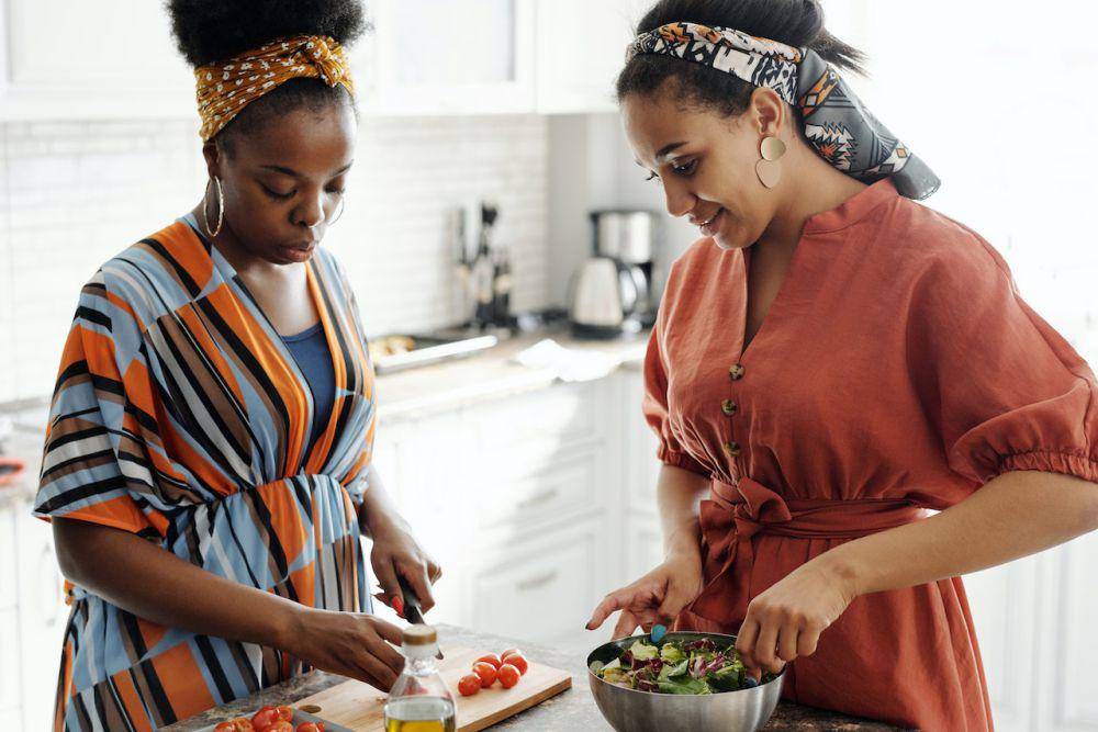 ilustrasi memasak bersama (pexels.com/August de Richelieu)