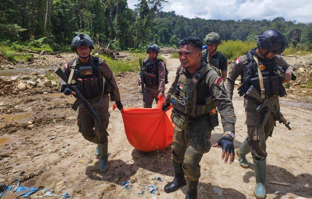Aparat mengevakuasi korban pekerja tambang ilegal yang diserang KKB di Kabupaten Yahukimo, Papua Pegunungan. (IDN Times/Istimewa)