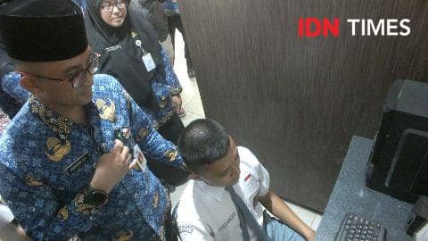 Pj Bupati Banyumas Hanung Cahyo Saputro saat tilik ke pojok siaga kependudukan, Selasa (17/10/2023).(IDN Times/Sutrisno)